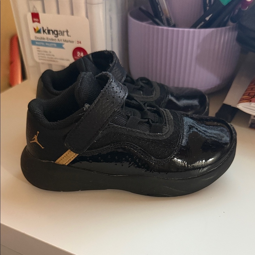 Jordan Kids Sneakers in Black and Gold